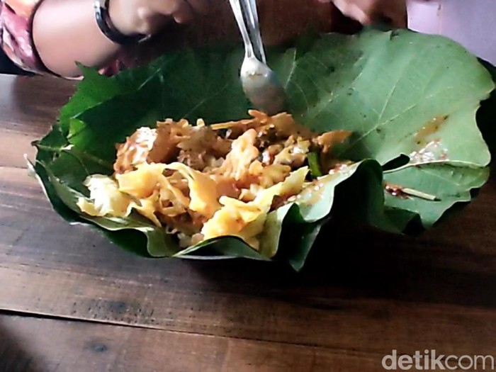 Nasi Pecel Pincuk Daun Jati yang legendaris di Lamongan selatan.