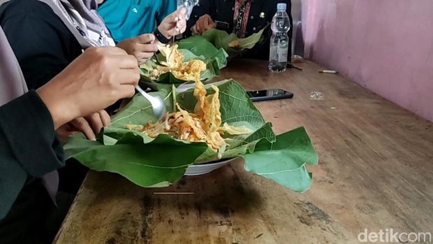 Nasi Pecel Pincuk Daun Jati yang legendaris di Lamongan selatan.