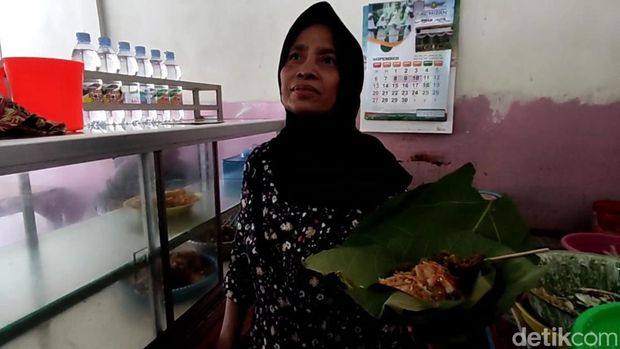 Nasi Pecel Pincuk Daun Jati yang legendaris di Lamongan selatan.