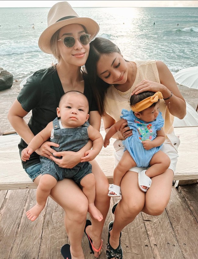 Sebagai ibu baru, Nikita Willy dan sang adik terlihat kompak momong anak. Nikita momong baby Izz sedangkan Winona mengasuh baby Mika. Foto: Instagram/@nikitawillyofficial94