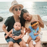 Sebagai ibu baru, Nikita Willy dan sang adik terlihat kompak momong anak. Nikita momong baby Izz sedangkan Winona mengasuh baby Mika. Foto: Instagram/@nikitawillyofficial94