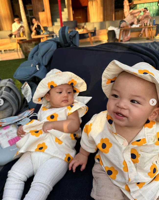 Bikin gemas, baby Izz dan Mika juga terlihat dipakaikan baju bermotif sama. Keduanya memang diketahui hanya terpaut usia beberapa bulan. Anak Nikita Willy 4 bulan lebih tua dibandingkan dengan anak Winona. Foto: Instagram/@nikitawillyofficial94