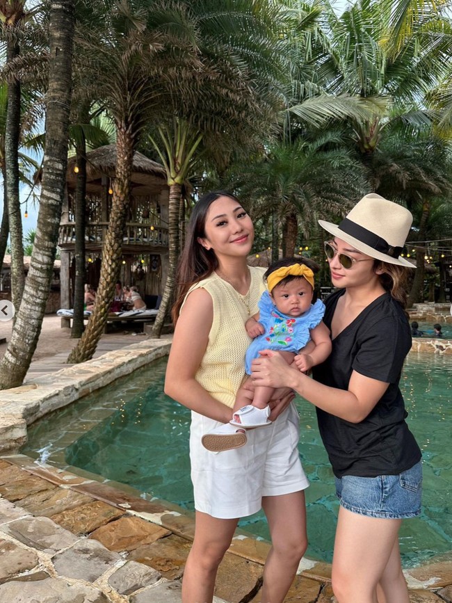 Walau sama-sama sudah memiliki anak dan menjadi seorang ibu, namun Nikita dan Winona masih terlihat begitu langsing. Gayanya pun masih stylish bak anak ABG. Foto: Instagram/@nikitawillyofficial94