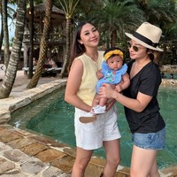 Walau sama-sama sudah memiliki anak dan menjadi seorang ibu, namun Nikita dan Winona masih terlihat begitu langsing. Gayanya pun masih stylish bak anak ABG. Foto: Instagram/@nikitawillyofficial94