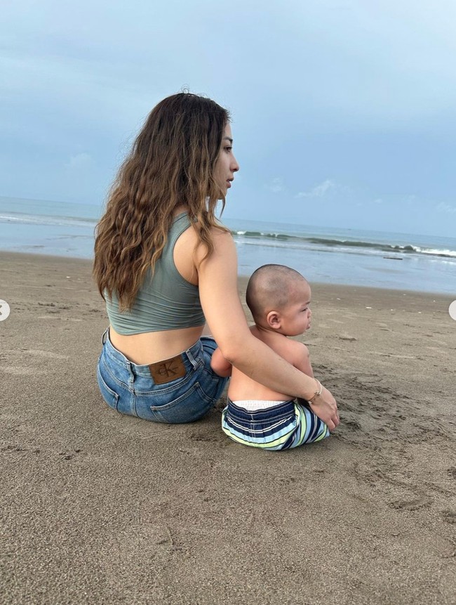 Begini pose baby Izz bersama Nikita Willy saat di tepi pantai. Dilihat dari samping dengan ekspresi wajah datar dan kepala botaak, baby Izz tampak begitu menggemaskan. Foto: Instagram/@nikitawillyofficial94