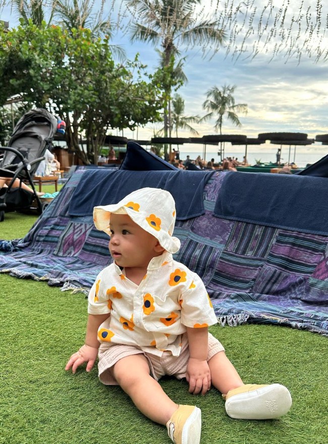 Punya wajah lucu dan menggemaskan, baby Izz memang kerap mencuri perhatian. Walaupun masih kecil namun tak sedikit netizen yang sudah mengidolakannya. Foto: Instagram/@nikitawillyofficial94