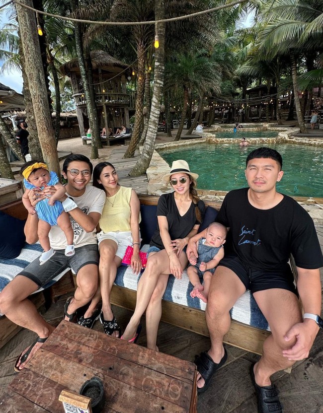 Kepergian Nikita Willy dan Winona Willy tak hanya bersama anak-anak mereka saja, melaikan juga bersama para suami. Seperti ini foto kompaknya berpose ber-6. Foto: Instagram/@nikitawillyofficial94
