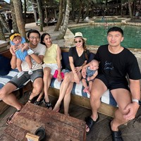 Kepergian Nikita Willy dan Winona Willy tak hanya bersama anak-anak mereka saja, melaikan juga bersama para suami. Seperti ini foto kompaknya berpose ber-6. Foto: Instagram/@nikitawillyofficial94