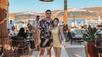 Aktris cantik ini bersama sang suami sering habiskan waktu bersama dan kulineran seru di luar negeri. Seperti ini ketika Nikita dan Indra ke restoran di Principote Mykonos. Foto: Instagram @nikitawillyofficial94 / @fansstar_nikita_willy