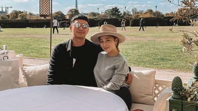 Nikita Willy Asyik Kulineran Bareng Suami dan Teman di Luar Negeri
