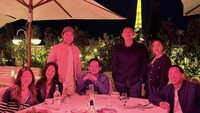 Kali ini, pasangan tersebut bersama teman-temannya makan malam di restoran outdoor di Paris. Pemandangannya bagus ya? Foto: Instagram @nikitawillyofficial94 / @fansstar_nikita_willy