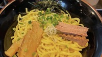 Tak lupa, wanita kelahiran 1994 itu juga mencicipi makanan khas Jepang berupa mie yakisoba dengan topping ikan. Foto: Instagram @nikitawillyofficial94 / @fansstar_nikita_willy
