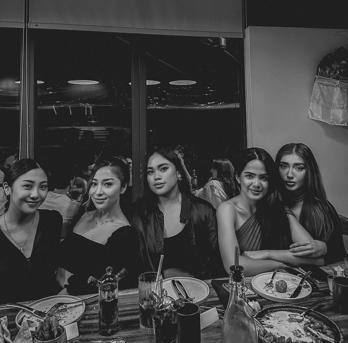 Nikita Willy Asyik Kulineran Bareng Suami dan Teman di Luar Negeri