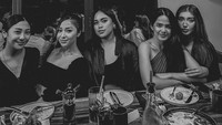 Dengan dress code hitam, aktris muda ini bersama teman-temannya terlihat berpose setelah makan malam bersama di restoran. Foto: Instagram @nikitawillyofficial94 / @fansstar_nikita_willy