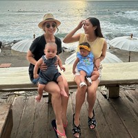 Melalui akun Instagram pribadinya Nikita Willy membagikan potret kebersamaannya dengan sang adik, Winona Willy saat berlibur ke Bali. Keduanya tampak mengajak serta anak-anak mereka. Foto: Instagram/@nikitawillyofficial94