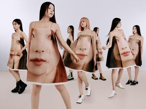 Gaya Personel NMIXX Pakai Baju Gambar Muka Sendiri, Bikin Netizen Heran