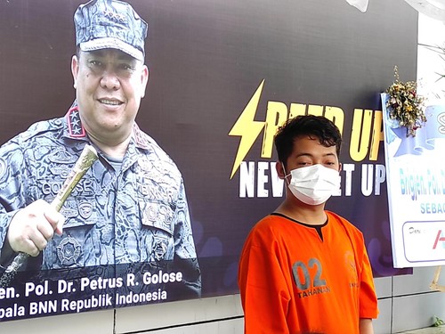 Ojol pengambil paket kiriman kokain di perusahaan jasa titipan di Kota Denpasar ditangkap oleh BNNP Bali, Kanwil Bea Cukai Bali NTB NTT dan KPPBC TMP Ngurah Rai. (I Wayan Sui Suadnyana/detikBali)