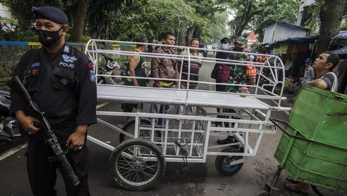 Olah TKP Bom Bunuh Diri di Astana Anyar Jadi Tontonan Warga Tim Brimob Polri bersama warga menggunakan keranda mayat untuk menutup jalan usai peristiwa bom bunuh diri di Polsek Astanaanyar, Bandung, Jawa Barat, Rabu (7/12/2022). Pihak kepolisian masih terus menyelidiki dan mengamankan area lokasi bom bunuh diri. ANTARA FOTO/Novrian Arbi/aww.