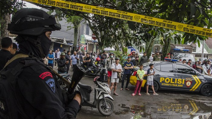 Olah TKP Bom Bunuh Diri di Astana Anyar Jadi Tontonan Warga Tim Brimob Polri bersama warga menggunakan keranda mayat untuk menutup jalan usai peristiwa bom bunuh diri di Polsek Astanaanyar, Bandung, Jawa Barat, Rabu (7/12/2022). Pihak kepolisian masih terus menyelidiki dan mengamankan area lokasi bom bunuh diri. ANTARA FOTO/Novrian Arbi/aww.