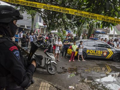 Olah TKP Bom Bunuh Diri di Astana Anyar Jadi Tontonan Warga