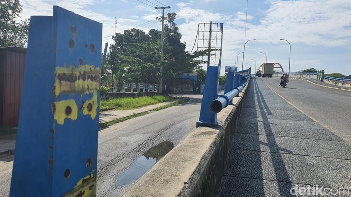 Pagar pembatas jembatan Siak III hilang (Foto: Raja Siregar/detikSumut)