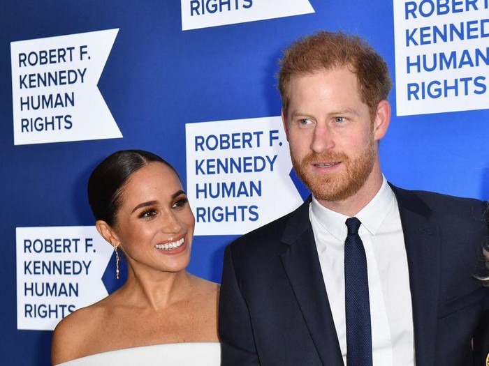 Pangeran Harry dan Meghan Markle Prince Harry, Duke of Sussex, and Megan, Duchess of Sussex, arrive for the 2022 Ripple of Hope Award Gala at the New York Hilton Midtown Manhattan Hotel in New York City on December 6, 2022. (Photo by ANGELA WEISS / AFP) (Photo by ANGELA WEISS/AFP via Getty Images)