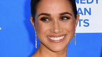 Di trailer Harry & Meghan, tampak Meghan Markle menangis. Foto: AFP via Getty Images/ANGELA WEISS
