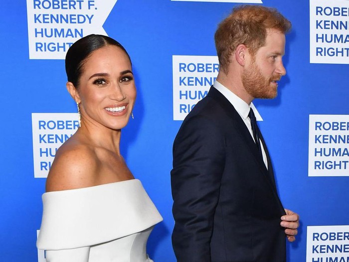 Pangeran Harry dan Meghan Markle Prince Harry, Duke of Sussex, and Megan, Duchess of Sussex, arrive for the 2022 Ripple of Hope Award Gala at the New York Hilton Midtown Manhattan Hotel in New York City on December 6, 2022. (Photo by ANGELA WEISS / AFP) (Photo by ANGELA WEISS/AFP via Getty Images)