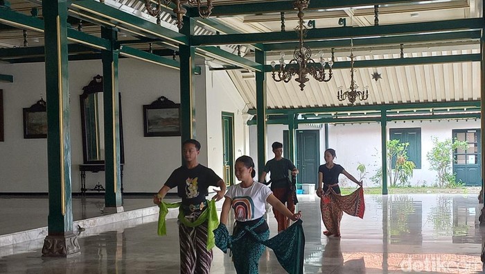 Para penari di Kemantren Langenpraja Puro Mangkunegaran berlatih Tari Mandayasih bertema pasangan. Tarian ini dipersembahkan khusus untuk Kaesang dan Erina.