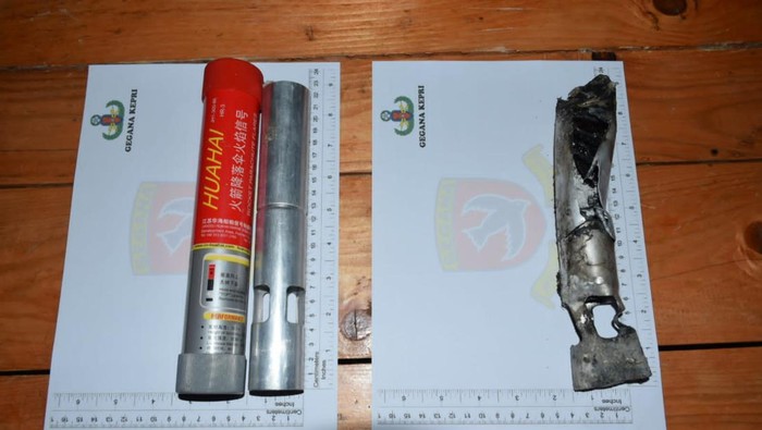Parachute Rocket Flare yang meledak di tengah perumahan warga setelah dievakuasi oleh Tim Jihandak Brimob Polda Kepri. (Foto: Dok Polda Kepri)
