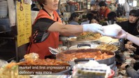 Pasar ini juga menjadi pasar tertua sekaligus terbesar di Korea Selatan. Kepopulerannya membuat banyak turis mancanegara senang berkunjung ke sana saat liburan. Foto: YouTube Jan and Ann