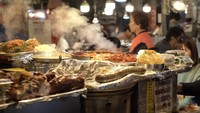 Di pasar ini kebanyakan penjual menawarkan makanan yang sama. Pengunjung bisa langsung memilih saja ingin makan di mana kalau makan tteokbokki atau odeng. Foto: YouTube Jan and Ann