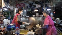 Ada juga beberapa penjual makanan yang terkenal, bahkan masuk dalam tayangan Netflix. Seperti penjual mandu satu ini. Foto: YouTube Jan and Ann