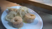 Mandu yang ditawarkan oleh penjual ini masih segar dan panas ketika disajikan kepada pelanggan. Jika ke sana, kamu bisa membedakannya dari foto tayangan Netflix yang penjual pajang. Foto: YouTube Jan and Ann