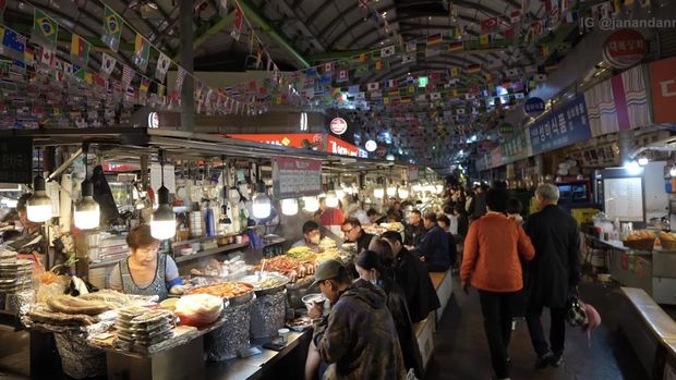 Pasar Gwangjang Pasar Gwangjang jadi favorit turis mancanegara di Korea Selatan.