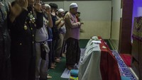 Jenazah langsung disalatkan.