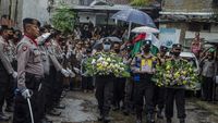 Foto-foto Pemakaman Polisi Korban Bom Bunuh Diri Di Astana Anyar