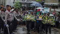 Usai disalatkan, jenazah kemudian dibawa untuk dimakamkan di daerah Sukahaji, Kecamatan Sukasari.