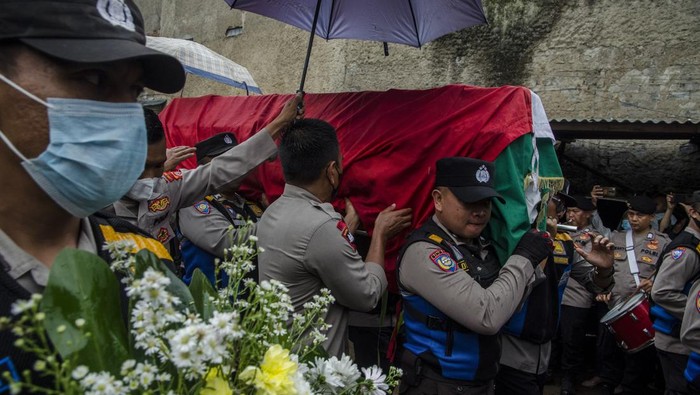 Istri bersama anak almarhum Aiptu Anumerta Sofyan menangis saat upacara serah terima untuk pemakaman secara kedinasan di rumah duka kawasan Cibogo, Bandung, Jawa Barat, Rabu (7/12/2022). Aiptu Anumerta Sofyan merupakan korban meninggal dunia dalam peristiwa ledakan bom bunuh diri di Markas Polsek Astana Anyar. ANTARA FOTO/Novrian Arbi/tom.