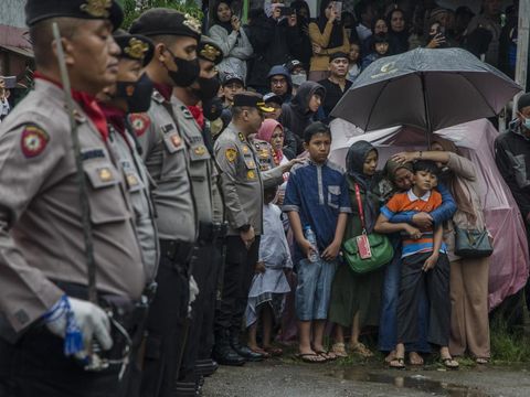 Istri bersama anak almarhum Aiptu Anumerta Sofyan menangis saat upacara serah terima untuk pemakaman secara kedinasan di rumah duka kawasan Cibogo, Bandung, Jawa Barat, Rabu (7/12/2022). Aiptu Anumerta Sofyan merupakan korban meninggal dunia dalam peristiwa ledakan bom bunuh diri di Markas Polsek Astana Anyar. ANTARA FOTO/Novrian Arbi/tom.