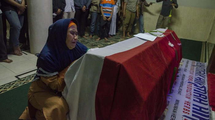 Istri bersama anak almarhum Aiptu Anumerta Sofyan menangis saat upacara serah terima untuk pemakaman secara kedinasan di rumah duka kawasan Cibogo, Bandung, Jawa Barat, Rabu (7/12/2022). Aiptu Anumerta Sofyan merupakan korban meninggal dunia dalam peristiwa ledakan bom bunuh diri di Markas Polsek Astana Anyar. ANTARA FOTO/Novrian Arbi/tom.