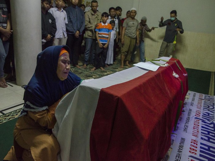 PEMAKAMAN POLISI KORBAN BOM DI POLSEK ASTANA ANYAR Istri bersama anak almarhum Aiptu Anumerta Sofyan menangis saat upacara serah terima untuk pemakaman secara kedinasan di rumah duka kawasan Cibogo, Bandung, Jawa Barat, Rabu (7/12/2022). Aiptu Anumerta Sofyan merupakan korban meninggal dunia dalam peristiwa ledakan bom bunuh diri di Markas Polsek Astana Anyar. ANTARA FOTO/Novrian Arbi/tom.