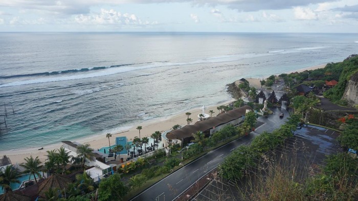 Pemandangan Pantai Melasti semakin menawan jika dilihat dari atas bukit. Pemandangan Pantai Melasti semakin menawan jika dilihat dari atas bukit.