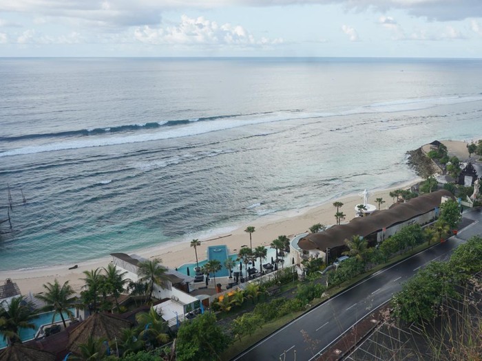 Pemandangan Pantai Melasti semakin menawan jika dilihat dari atas bukit.