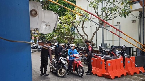 Pemeriksaan barang bawaan masyarakat yang datang ke Polres Tabanan di pos penjagaan yang ada di sisi timur, Rabu (7/12/2022). (chairul amri simabur/detikBali)