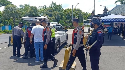 Pemeriksaan di pintu masuk Bali atau pos II Pelabuhan Gilimanuk oleh petugas Kepolisan Polres Jembrana serta anggota Batalyon C Pelopor Gilimanuk Satbrimobda Bali, Rabu (7/12/2022).