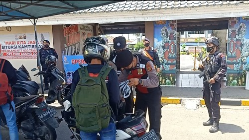 Pemeriksaan di pintu masuk Bali atau pos II Pelabuhan Gilimanuk oleh petugas Kepolisan Polres Jembrana serta anggota Batalyon C Pelopor Gilimanuk Satbrimobda Bali, Rabu (7/12/2022).