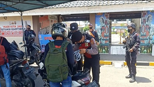 Pemeriksaan di pintu masuk Bali atau pos II Pelabuhan Gilimanuk oleh petugas Kepolisan Polres Jembrana serta anggota Batalyon C Pelopor Gilimanuk Satbrimobda Bali, Rabu (7/12/2022).