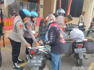 Polisi Geledah Bawaan Warga yang Masuk ke Polres Cirebon-Majalengka