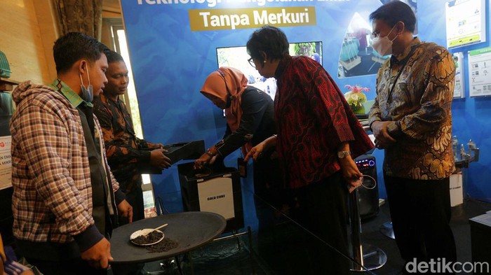 Pemerintah Terus Kurangi Merkuri dalam Penyulingan Emas Pemerintah terus berusaha mengurangi merkuri untuk penyulingan di tambang emas. Dengan proyek GOLD ISMIA, sebanyak 23 ton merkuri bisa dikurangi.